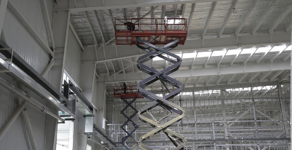 剪叉式升降平台在工厂安装消防水电管道